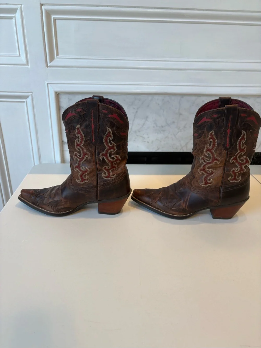 Calling your inner cowgirl!  Ariat Brown Leather Boots with Red Interior Size 9B - Picture 2 of 9